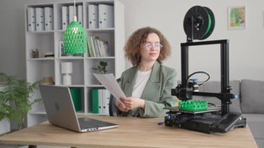 Yaratıcı kadın tasarımcı, modern teknolojiyi bir bilgisayarda 3 boyutlu bir model yaratmak için kullanır.