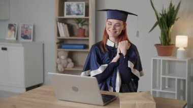 E-öğrenme, genç kız öğrenci mezuniyet töreninde internet üzerinden diplomasını mutlulukla alıyor.