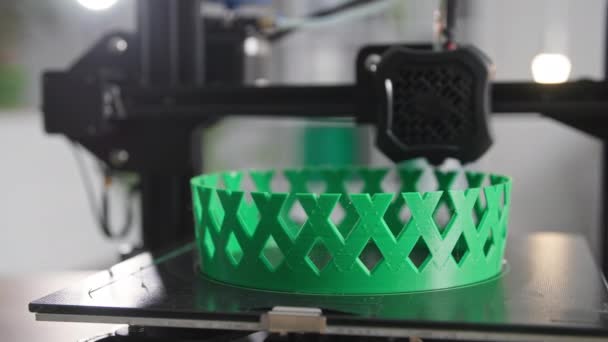 Modern technológiák, automatikus 3D nyomtató létrehoz prototípus modellek műanyag réteg, közelkép — Stock videók