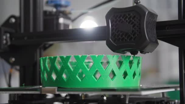 Tecnologias modernas em casa, impressão 3D automática imprime camada por camada de modelo de protótipo de plástico verde quente, close-up — Vídeo de Stock