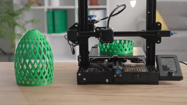 Progresszív additív technológia, modern 3D nyomtató nyomtat zöld forró műanyag prototípus 3d modell otthon — Stock videók