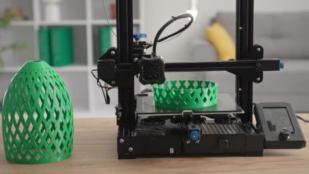 Nowoczesne technologie, trójwymiarowa drukarka 3D automatycznie tworzy prototyp modelu 3D ze stopionego tworzywa sztucznego w domu — Wideo stockowe