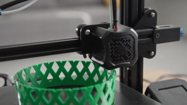 Moderne automatische 3D-printer print laag voor laag gesmolten groen plastic prototype 3D-model thuis, close-up — Stockvideo