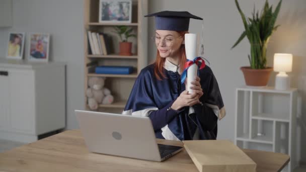 Aprendizaje a distancia, estudiante adulta se regocija por el diploma recibido durante la educación a distancia — Vídeo de stock
