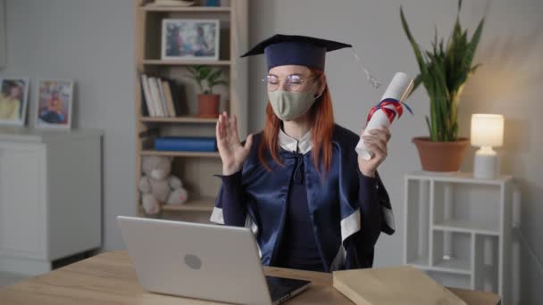 卒業式ではビデオやノートパソコンで遠隔学習中にマスクを外してカメラを見ます — ストック動画
