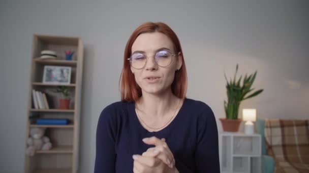 Virtuell kommunikation, ung kvinna med glasögon för vision använder modern teknik och kommunicerar via videosamtal på bärbar dator — Stockvideo
