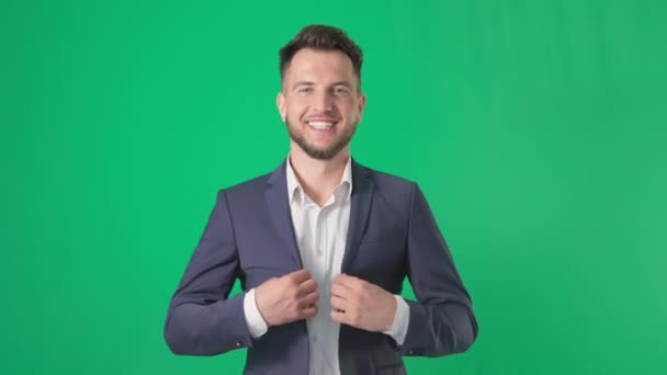 Porträt eines Mannes Geschäftsmann im Business-Anzug fängt einen Laptop lächelnd und blickt in die Kamera auf einem grünen Bildschirm, Chromschlüssel — Stockvideo