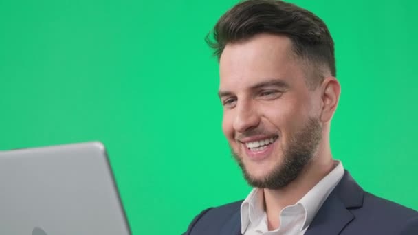 Портрет усміхненого чоловіка-підприємця, який працює на ноутбуках на зеленому екрані хромований ключ, крупним планом — стокове відео