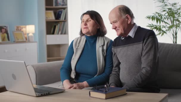 Social distansering, glad äldre familj kommunicerar glatt på webbkamera på bärbar dator — Stockvideo