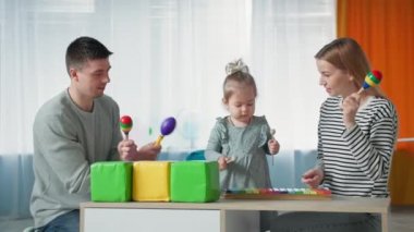 Mutlu bir çocukluk, sevgi dolu bir ailesi olan küçük tatlı bir kız. Evde vakit geçirirken çocukların müzik enstrümanlarını çalarken iyi eğlenceler.