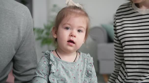 Enfance joyeuse, portrait d'une petite fille souriante se relaxant avec ses parents aimants pendant le temps de la famille à la maison dans la chambre — Video