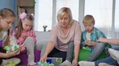 Kapsayıcı bir sınıfta Down sendromlu çocuklar için neşeli gelişen portreler