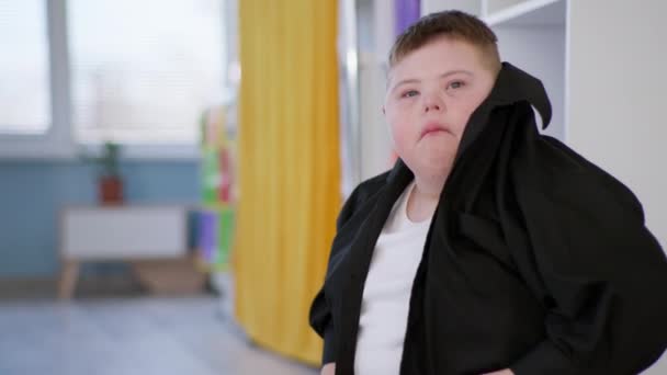 Garçon atteint du syndrome du duvet lors d'une leçon dans une école inclusive — Video