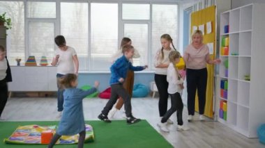 Kapsayıcı okul, Down sendromlu çocuklarla birlikte çalışan kadın öğretmen seansları düzenliyor.