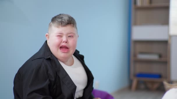 Chorando criança com síndrome de down está chateado por causa de uma tarefa incorreta ou dificuldade na adaptação social em sala de aula — Vídeo de Stock