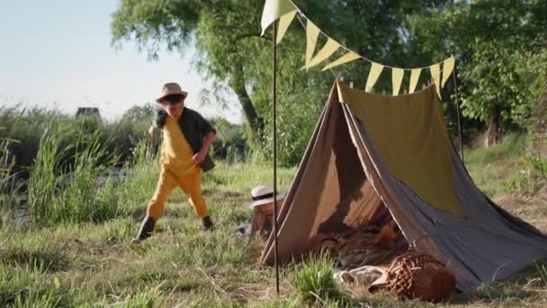 Sommarsemester, glada aktiva små pojkar som har kul på semester på landsbygden springer runt tält på grön gräsmatta — Stockvideo