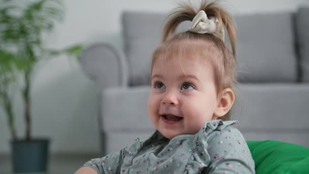 Hermosa niña comiendo jugosas uvas maduras y ríe mientras se relaja en casa, primer plano — Vídeos de Stock