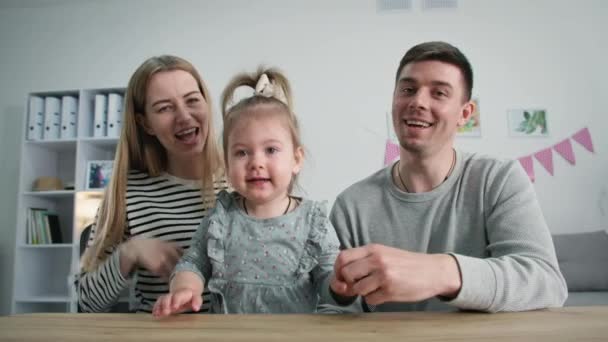 Felicitaciones en línea, la familia joven con la niña feliz felicita a la abuela y el abuelo en su cumpleaños utilizando la videollamada en el ordenador portátil mientras está sentado en casa durante la comunicación remota — Vídeos de Stock