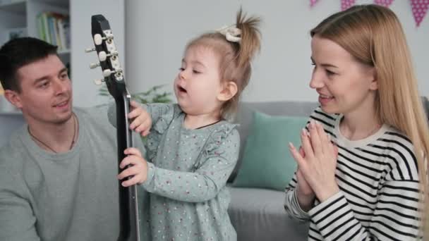 Enfance insouciante, adorable enfant féminin s'amuser avec des naissances aimantes et jouer de l'instrument de musique pendant les vacances en famille — Video