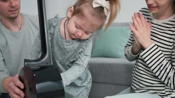 Infância alegre, menina curiosa brinca com guitarra para o mês mãe e pai durante as férias em família na sala de estar — Vídeo de Stock