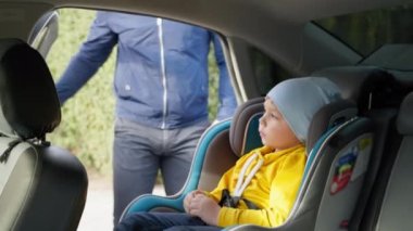 Önlemler, erkek ebeveyn çocuklarının kemerlerini çözer ve şehirde gezdikten sonra araç koltuğundan tedbirler alır.
