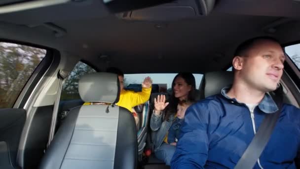Família com crianças do sexo masculino se divertindo no carro em passeio de carro compartilhado — Vídeo de Stock