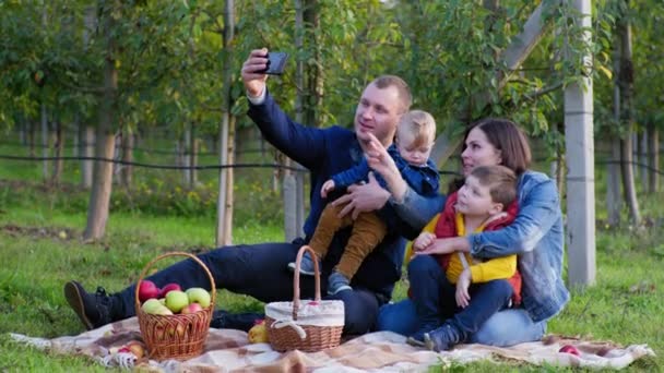 Rodina s malými dětmi mužského pohlaví komunikovat pomocí videohovoru na smartphone — Stock video