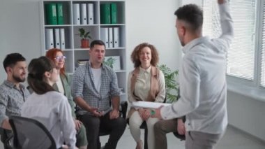 İş eğitimi, genç ve başarılı bir çalışma takımı ellerini psikolojik antrenör sırasında bir çember içine koyarak birbirlerine destek oluyor.
