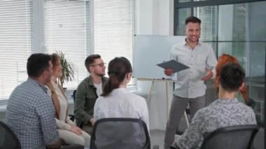 Grup oturumu, genç erkekler ve kadınlar ellerini kaldırır ve indirirler. Sonra da iş eğitimi sırasında birbirlerine para öderler.