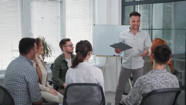 Groepssessie, jonge mannen en vrouwen heffen en verlagen hun handen samen dan betalen elkaar tijdens een business training — Stockvideo