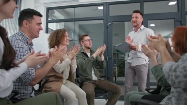 Succès équipe d'affaires se réjouit du travail bien fait et applaudir leurs mains pour un bon résultat lors de la séance de motivation assis au bureau — Video