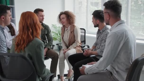 Reunión de terapia de grupo, mujer joven comparte sus problemas psicológicos con un grupo de personas durante la sesión de terapia — Vídeo de stock