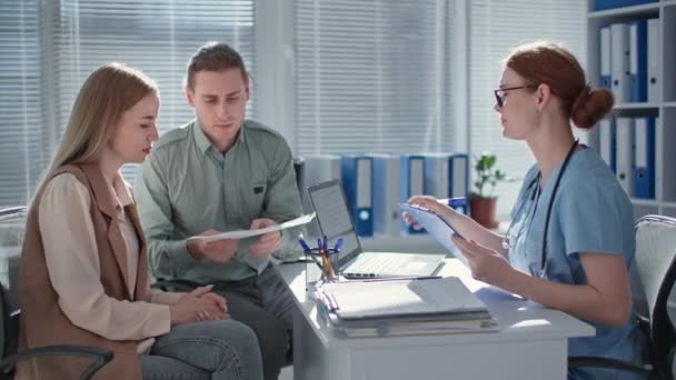 Muž a žena získat špatné výsledky testů během lékařské konzultace s ženskou terapeutkou v nemocniční kanceláři — Stock video