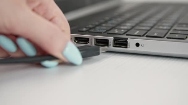USB flash disk vložený do portu na boku notebooku na světlém pozadí, detailní záběr — Stock video