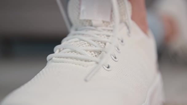 Lifestyle, jonge vrouw veters strikken op sport witte lace-up schoenen, beweging en het leven concept, close-up — Stockvideo