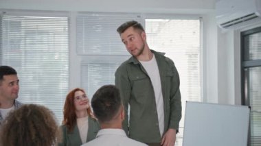 Adam grup terapisi sırasında iş arkadaşlarının kollarında sırtüstü düşüyor.