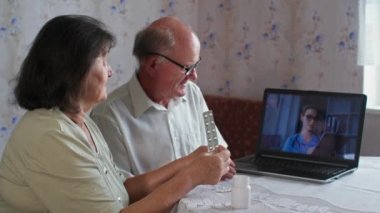 Hastalar, evde dizüstü bilgisayardaki randevularında kadın doktorla, sanal terapistle konferans görüntülerini kullanıyorlar.