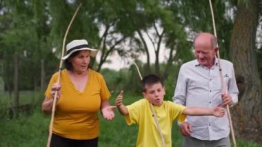 Aile portresi elinde oltalarla kırsalda yürüyor. Küçük torun, büyükbabasına nehir kenarında balık tuttuğunu anlatıyor.