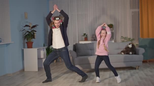Divertimento in famiglia, padre e figlia felici si divertono a ballare attivamente a casa — Video Stock