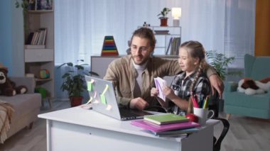 Baba ve kızı mutlu ve internette yapılan ödevlerden dolayı dans ediyorlar. Evde bilgisayar başında oturup karantinaya alıyorlar.