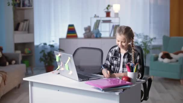 Pai ajudando a criança do sexo feminino fazer lição de casa durante a aula on-line com o professor via link de vídeo sentado no laptop no quarto — Vídeo de Stock