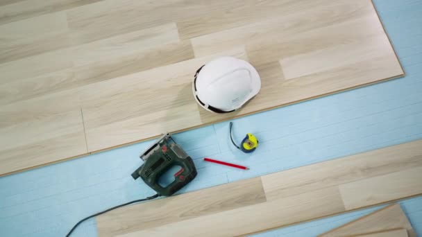 Materiais de construção para reparos de piso laminado sob madeira leve colocada em poliestireno durante a construção e reconstrução de instalações — Vídeo de Stock