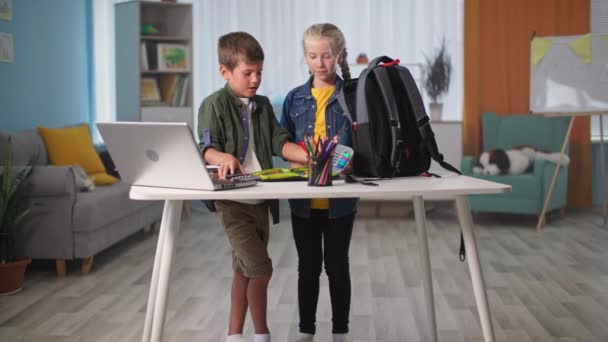 Escolares embalaje estuche de lápiz y libros en mochila, lindo niño y niña con yeso elenco preparándose para ir a la escuela — Vídeo de stock