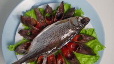 balık tabağı, sağlıklı tuzlu balık beyaz tabakta havyarla dilimlenmiş, tabakta dönüyor.