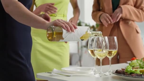 Festa alcoólica, namoradas despeje bebida de garrafa em vidro e copos durante a torrada na despedida de solteira — Vídeo de Stock
