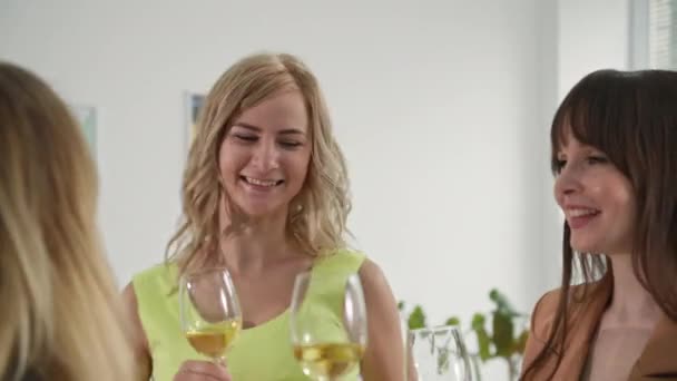 Kız kıza parti, kız arkadaşlar tost konuşarak ve bardaklardan şarap içerek eğleniyor. — Stok video