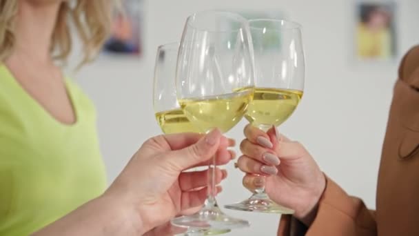 Женская вечеринка, юные подруги звонят в бокал и пьют вино из бокалов во время девичника, крупным планом — стоковое видео