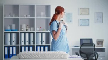 Sağlıklı hayvanlar, gözlüklü ve boynuna fonendoskop takmış veteriner doktor, kollarını göğsüne kavuşturdu gülümsedi ve kameraya baktı.