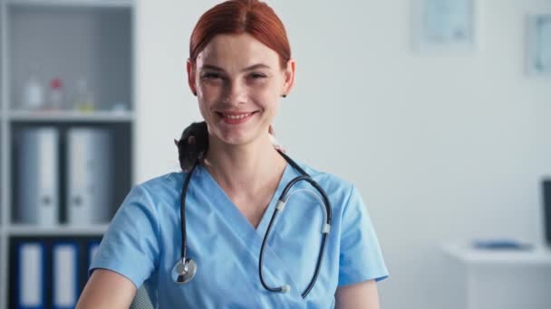 Traitement animal, portrait de jeune femme charmante médecin vétérinaire avec rat domestique sur son épaule souriant et regardant la caméra dans le bureau médical — Video