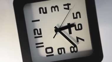 Klasik bir duvar saatinin ikinci eli kameranın dönüşüyle senkronize edilir ve ikinci el bakış açısının etkisini yaratır. Büyük yakın çekim.